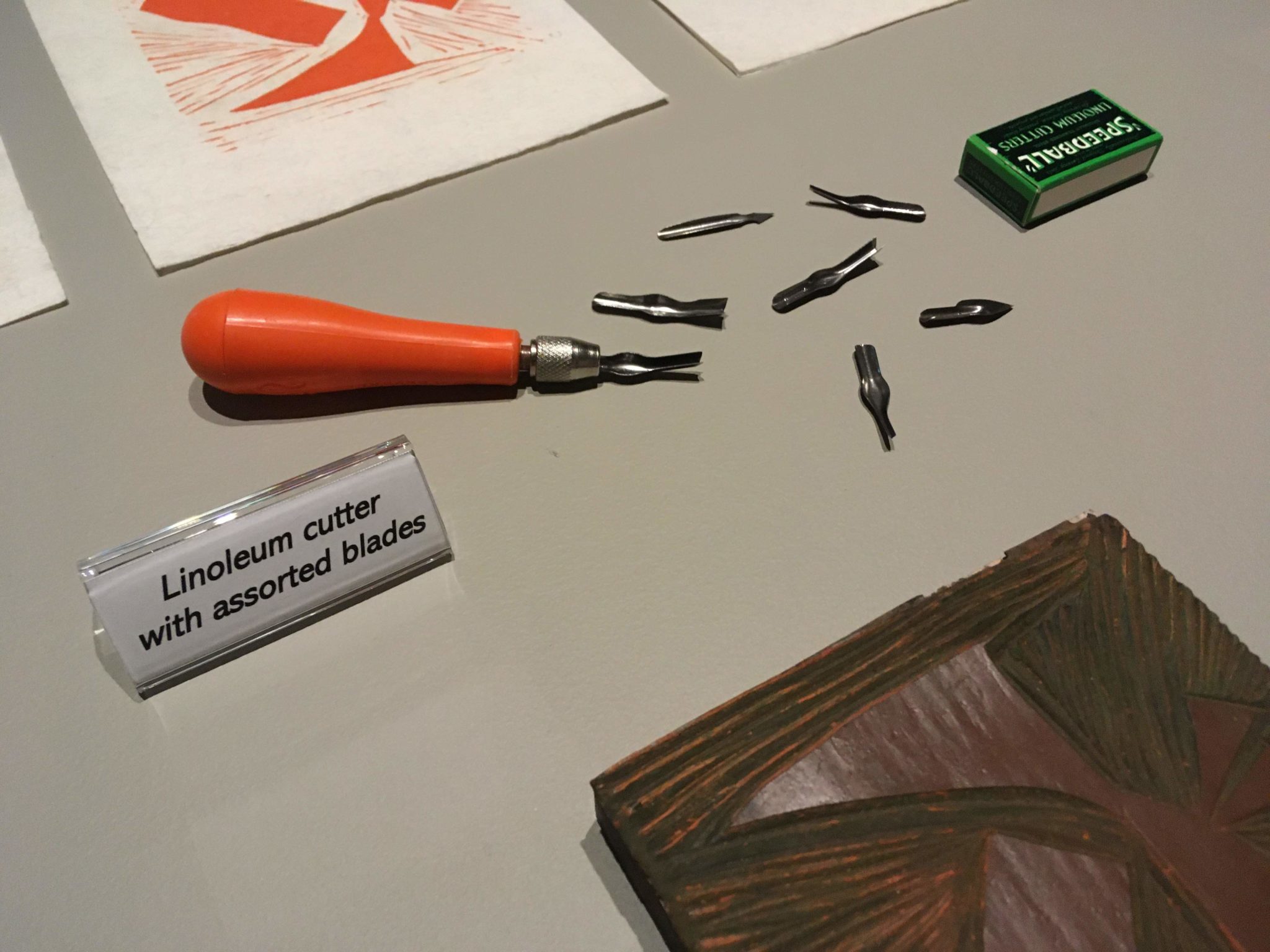 Linoleum cutter with assorted blades
